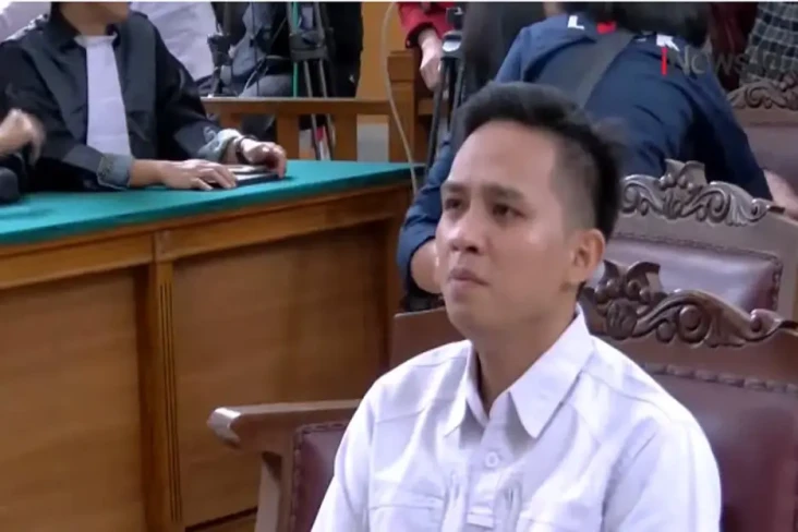 Richard Eliezer Menangis...