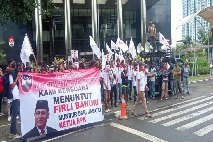 Massa PB KAMI Desak...