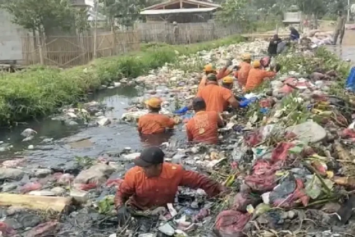 Tim Biawak Mulai Bersihkan...