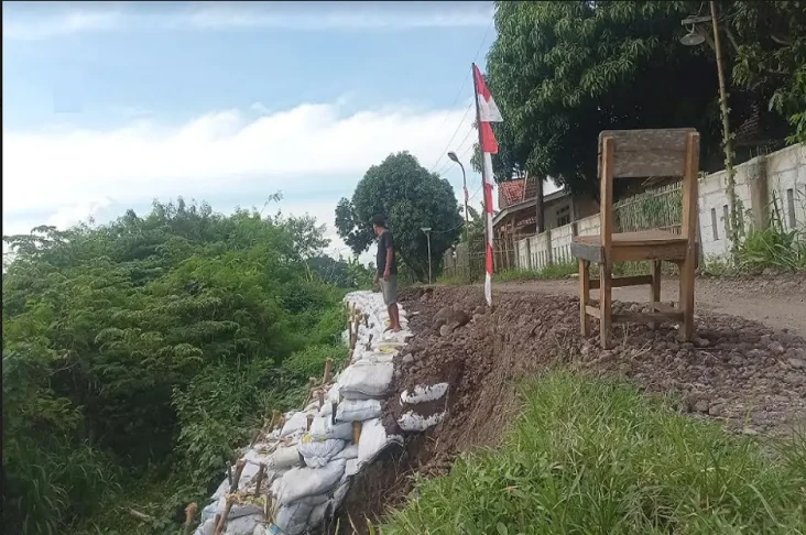 Jalan Rusak Parah Tergerus...