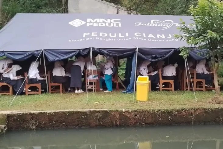 MNC Peduli Serahkan...
