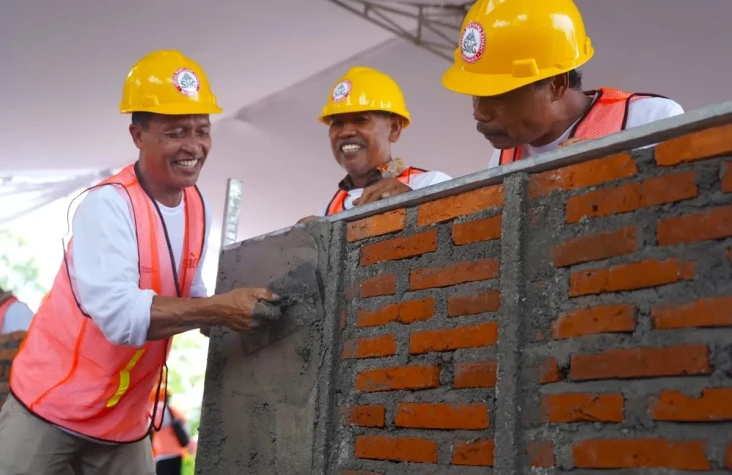 270 Tukang Bangunan...
