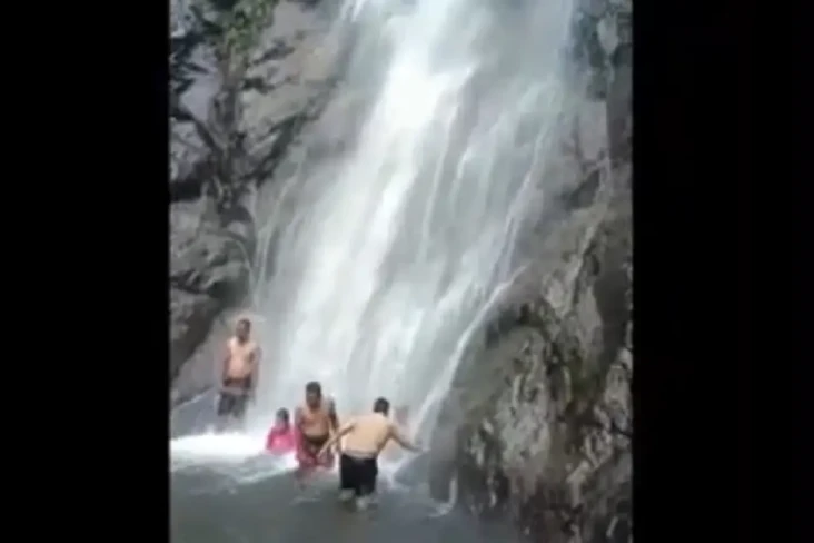 Ngeri! Detik-detik Wisatawan...