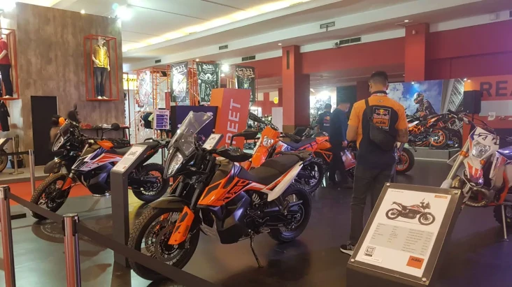 Barisan Motor dengan...