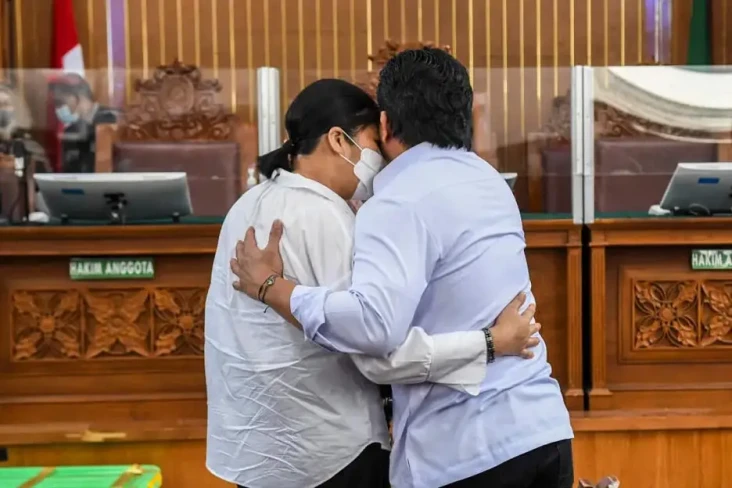 Berupaya Lepas dari...