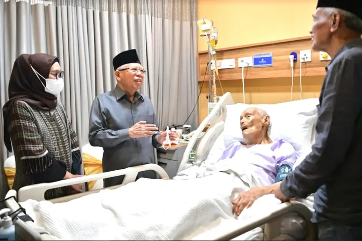 Jenguk Ulama Sepuh KH...