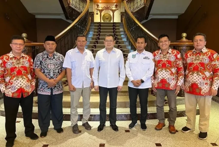 HT Berdiskusi dengan...