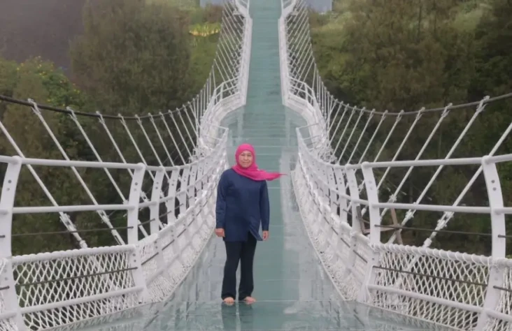 Jembatan Kaca Seruni...