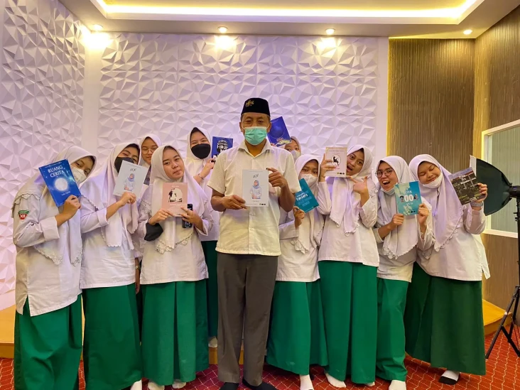 Siswa SMA Khadijah Rangkum...