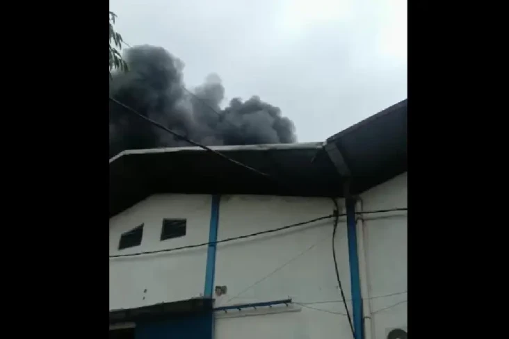 Gudang Pabrik Terbakar...