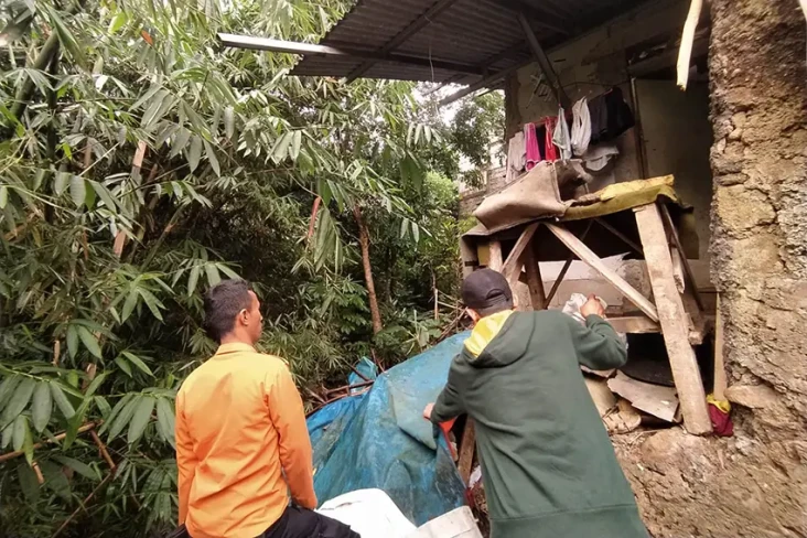 Rumah Warga Tergerus...