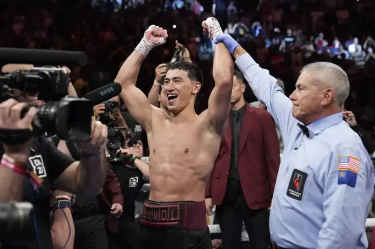 Dmitry Bivol Kalahkan...
