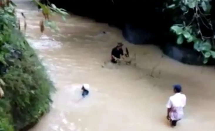 Jatuh ke Sungai saat...