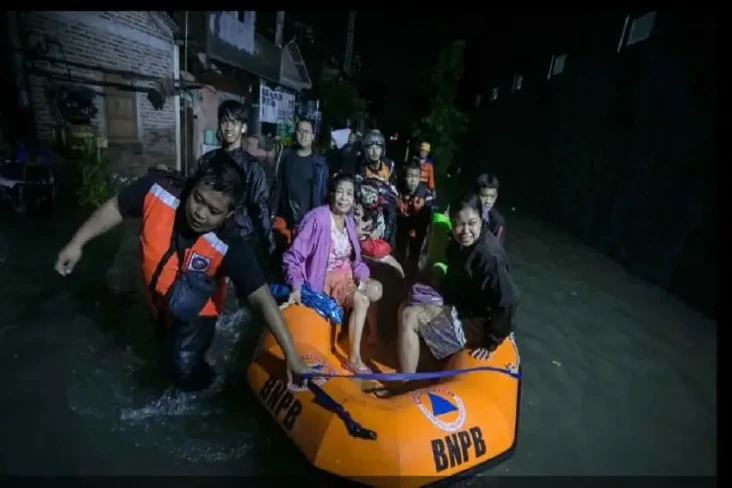 Solo Dikepung Banjir,...