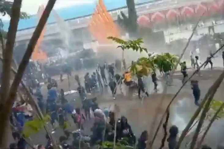 Kerusuhan Pecah di Stadion...