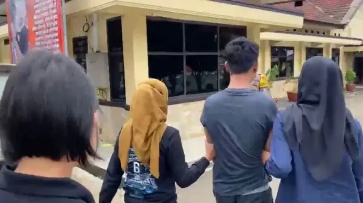 Ajak Pacar Bersetubuh...