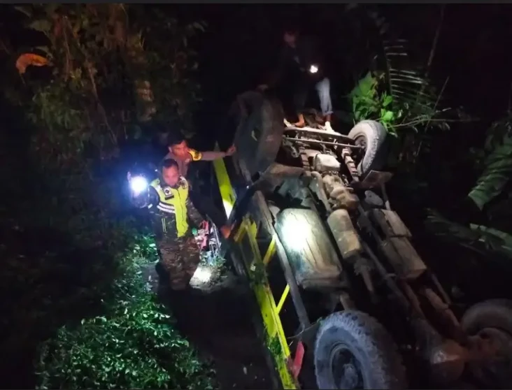 Truk Bermuatan Pasir...