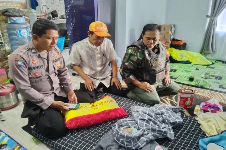 Bayi Terbungkus Sajadah...