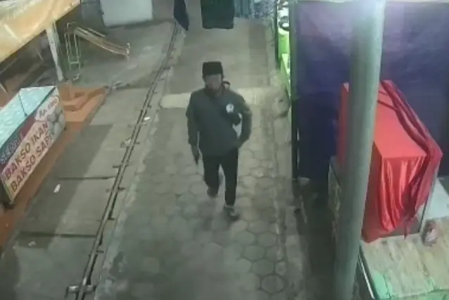 Nyamar Peziarah, Pria...