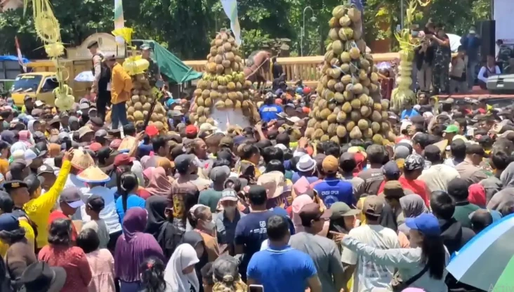 Ratusan Warga Rela Berdesakan...