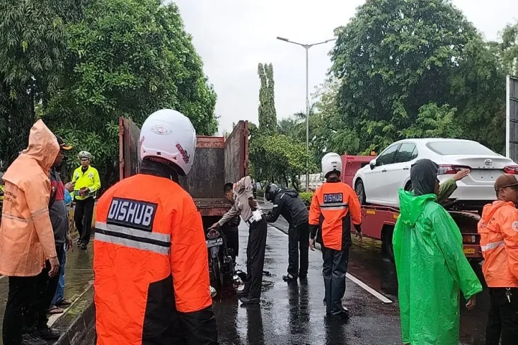 Tabrak Truk Sampah,...