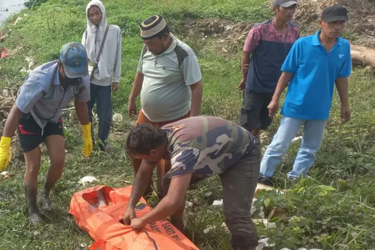 Geger, Mayat Pria Mengambang...