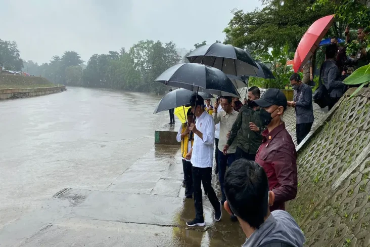 Jokowi Targetkan Normalisasi...