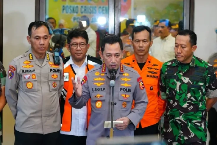 Kapolri Jenguk 6 Korban...