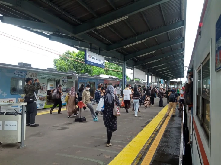 KRL Gangguan di Stasiun...
