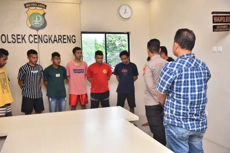 Keroyok Warga Cengkareng,...