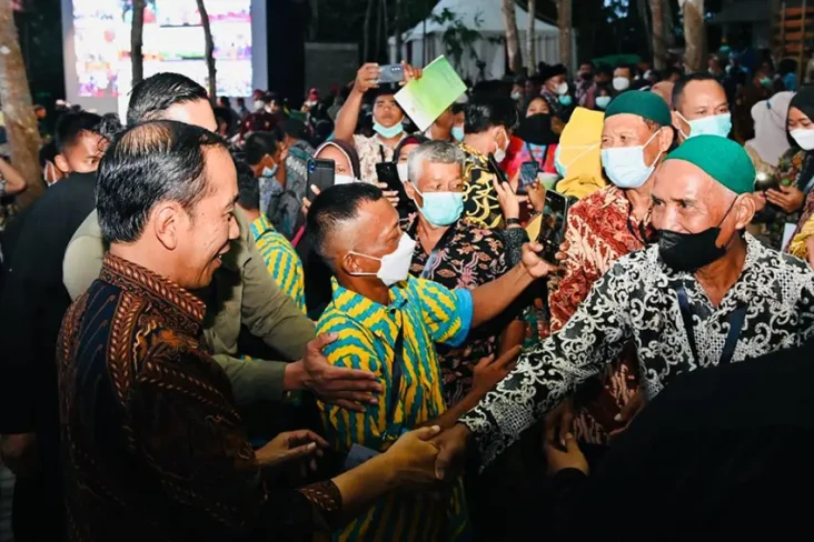 Serahkan SK Hutan Sosial,...