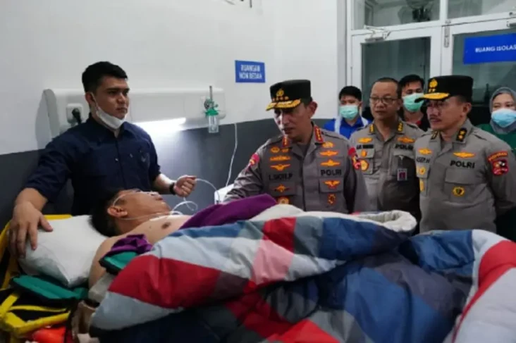 Cerita 8 Orang Rombongan...