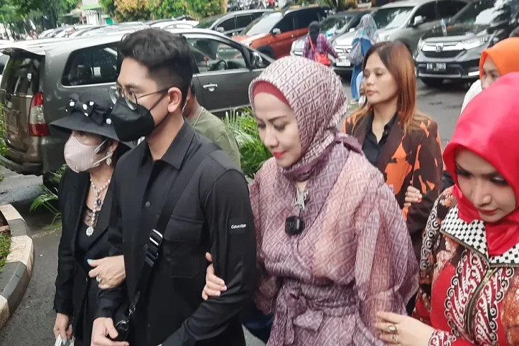 Venna Melinda Bawa Orang...