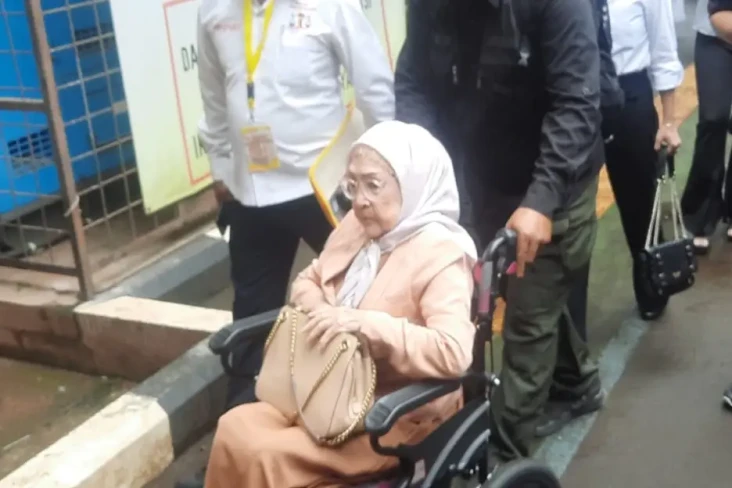Hadiri Sidang Cerai,...