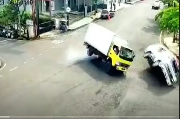 Ambulans Terguling Usai...