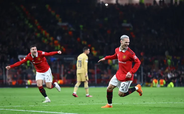 Manchester United Tendang...