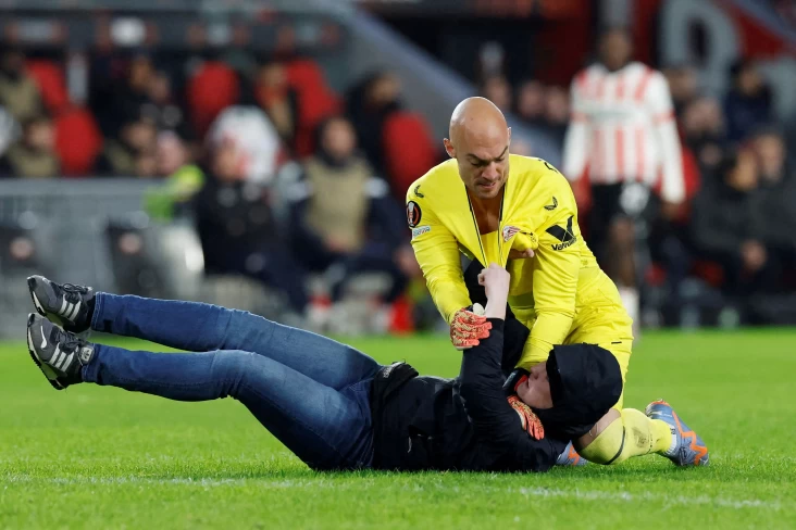 Diserang Suporter PSV...