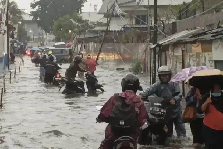 Diguyur Hujan Deras,...