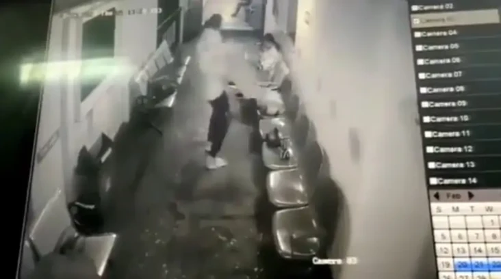 Teganya Pria Ini! Lempar...
