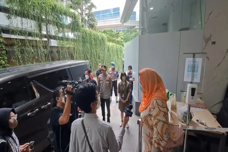 Yenny Wahid Jenguk Anak...