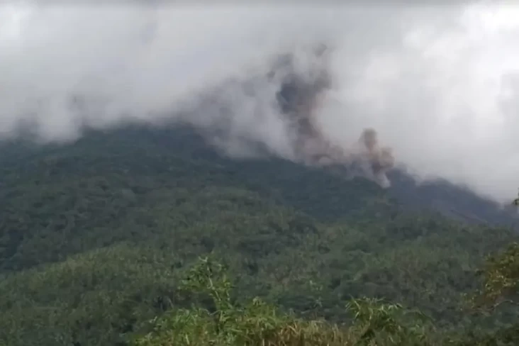 Gunung Karangetang Semburkan...