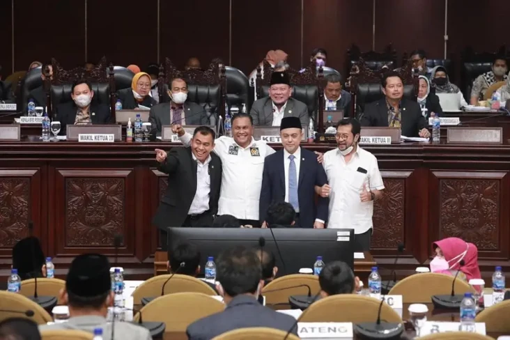Pengamat: Penundaan...