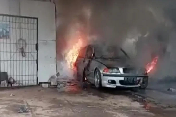 Mobil BMW Terbakar saat...
