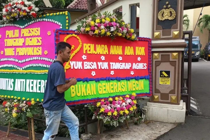 Karangan Bunga Tangkap...