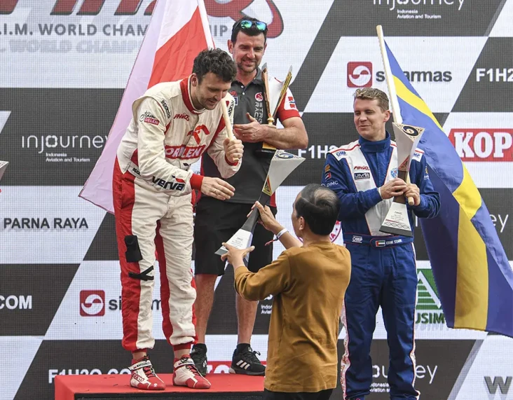 Presiden Jokowi Serahkan...
