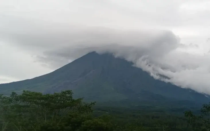 Gunung Semeru Keluarkan...