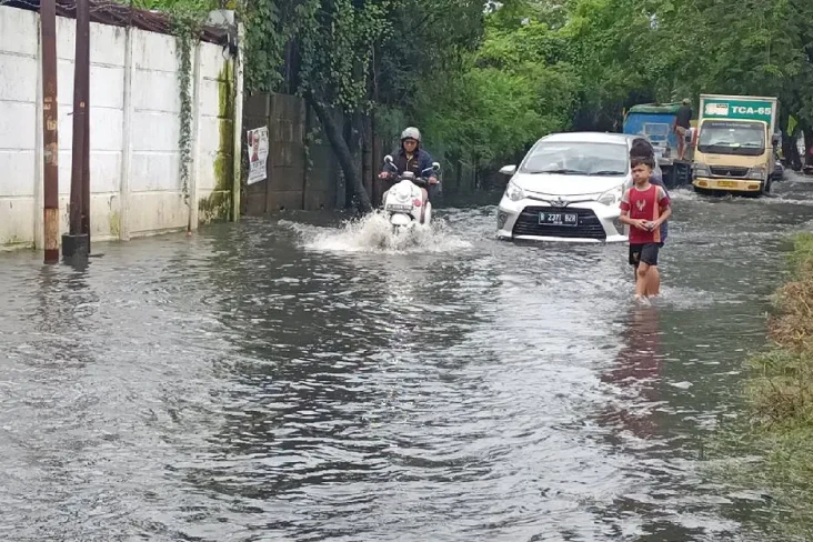 Banjir Rendam Jalan...