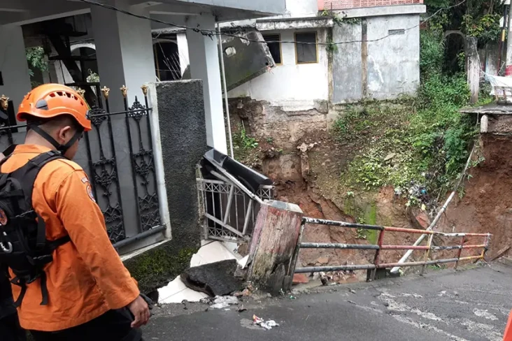 Bogor Hujan Deras, Jembatan...