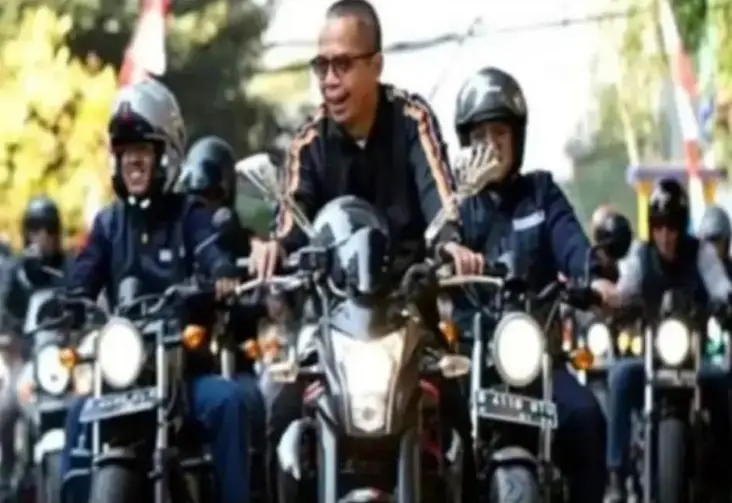 Foto Mengendarai Moge...