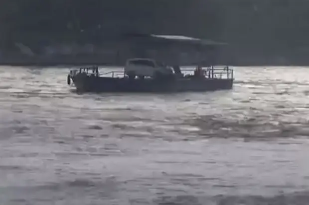 Kapal Penyeberangan...